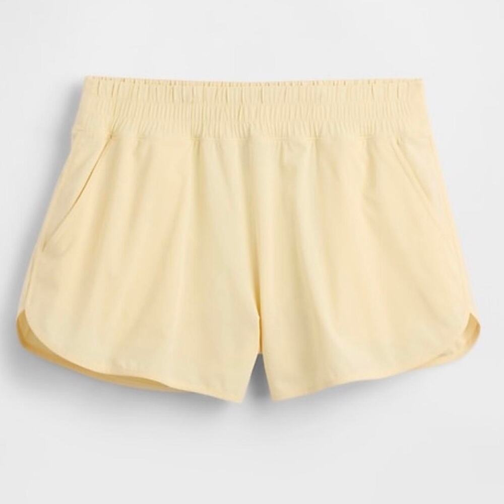 Yellow shorts with pockets